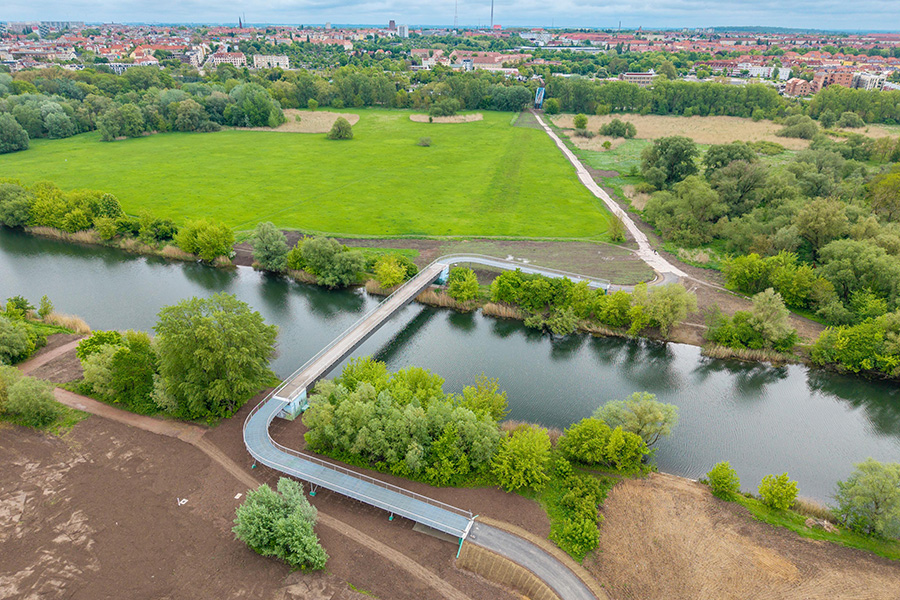 Drohnenaufnahme der neuen Fernwärmebrücke über den Ruderkanal.