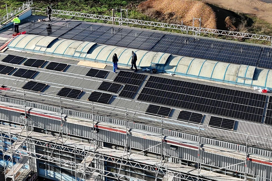 Werkstatt mit Photovoltaik-Dach
