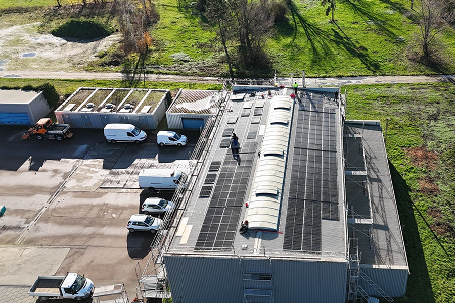 Werkstatt mit Photovoltaik-Dach