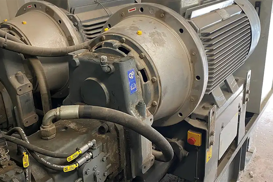Großaufnahme einer technischen Heizungsanlage mit Motor, Pumpen und angeschlossenen Leitungen.