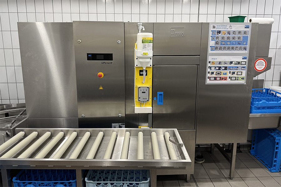 Große Spülmaschine in der Hotelküche.