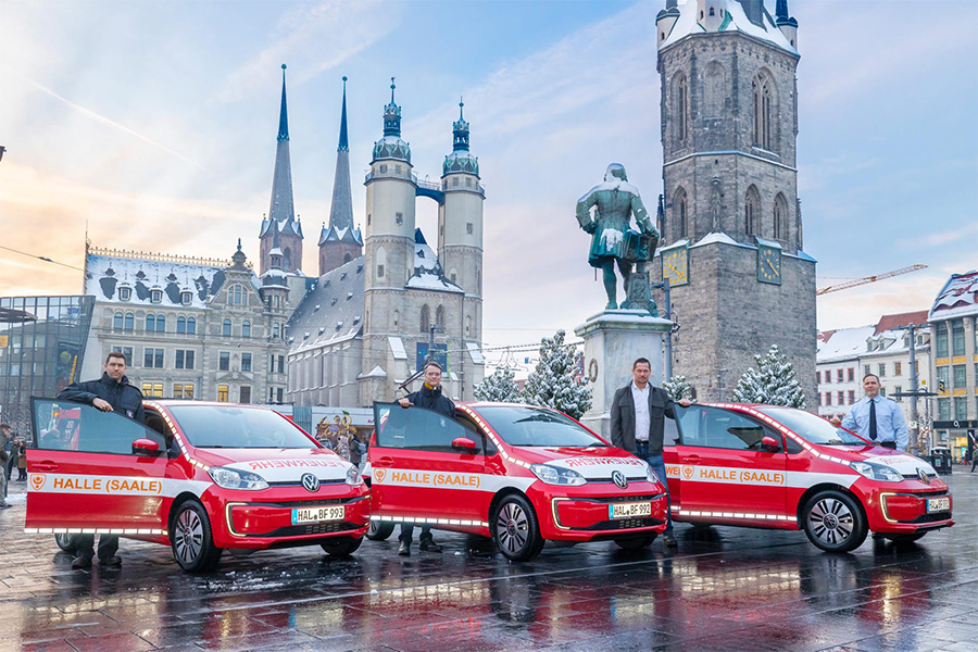 Drei Elektroautos auf dem halleschen Marktplatz.