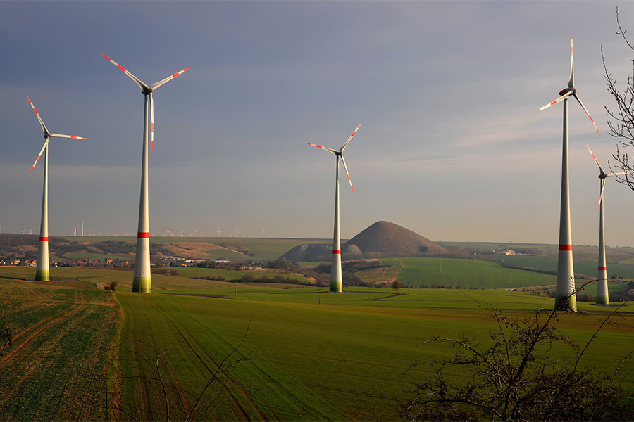Windräder auf Feld.