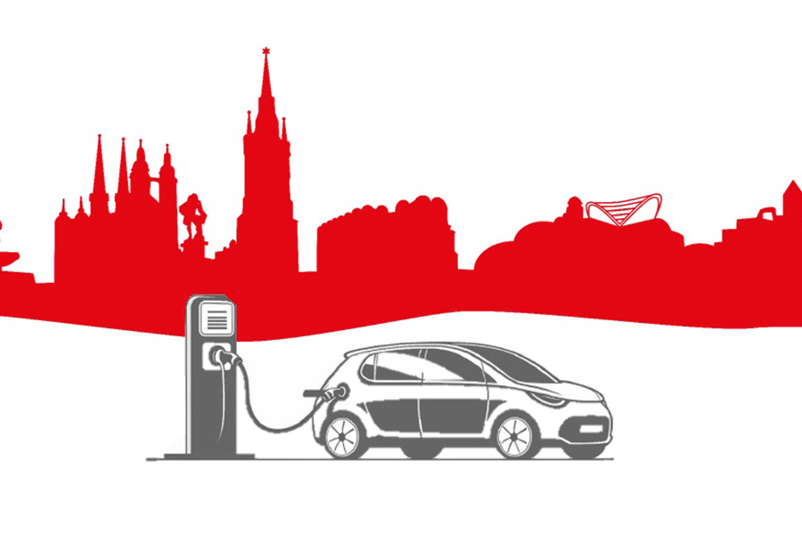 Rote Silhouette der Stadt Halle mit einem gezeichneten E-Auto an einer Ladesäule im Vordergrund.