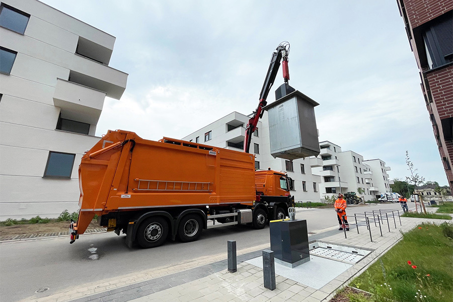 Müllfahrzeug entleert Unterfluranlage.