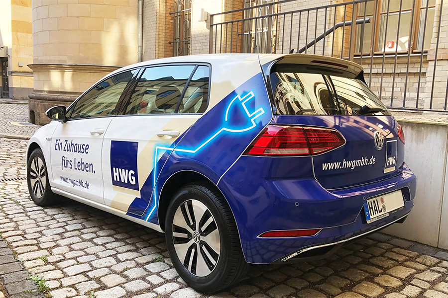 Auto mit HWG Logo.
