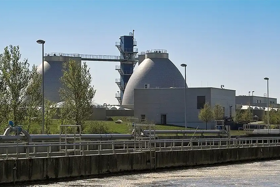 Kläranlage mit Faulturm und Wasserbecken.