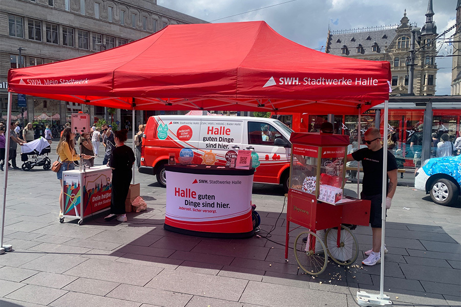 Mitarbeiter am Promostand der Stadtwerke Halle GmbH.