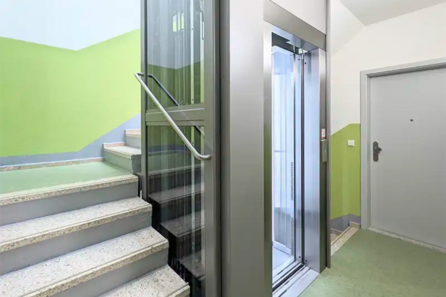 Treppenhaus mit neuer Beleuchtung.