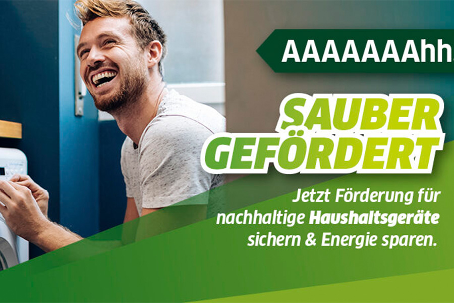 Mann lacht, daneben der Text "Sauber gefördert: Jetzt Förderung für nachhaltige Haushaltsgeräte sichern & Energie sparen".