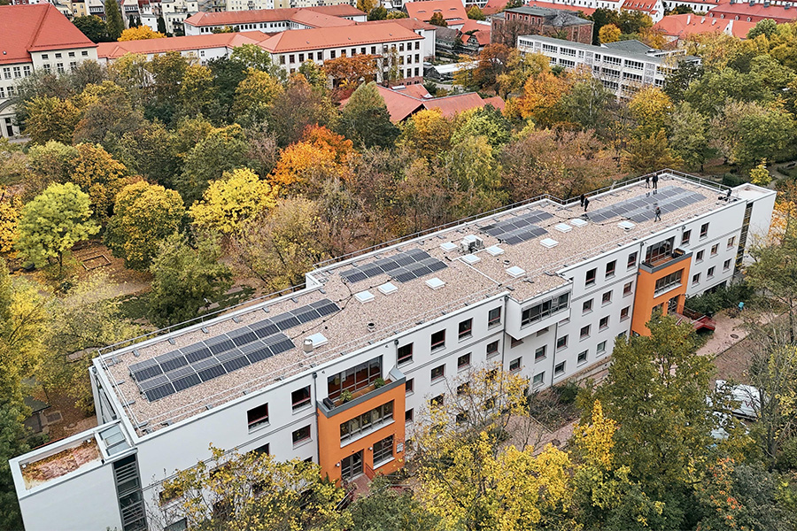 Dach mit Solaranlage.
