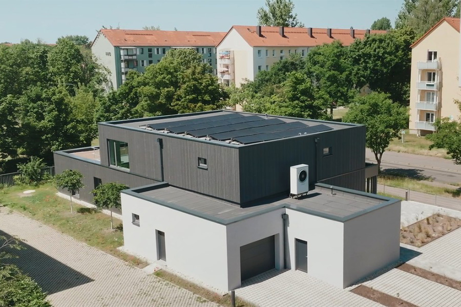 Photovoltaikanlage auf dem Dach der Wärmepumpe.