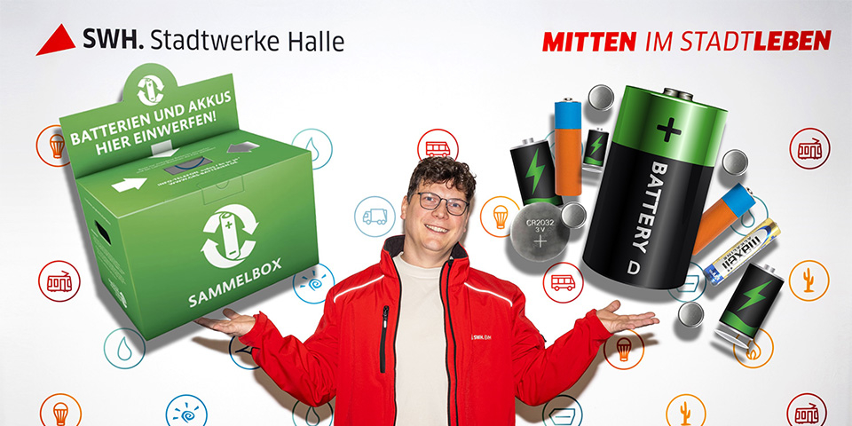 Mitarbeiter balanciert fotomontierte Batterien und Batteriesammelbox auf den Händen.
