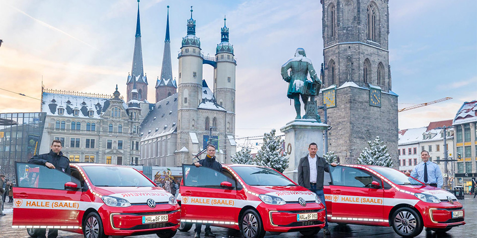 Drei E-Autos auf dem halleschen Marktplatz.