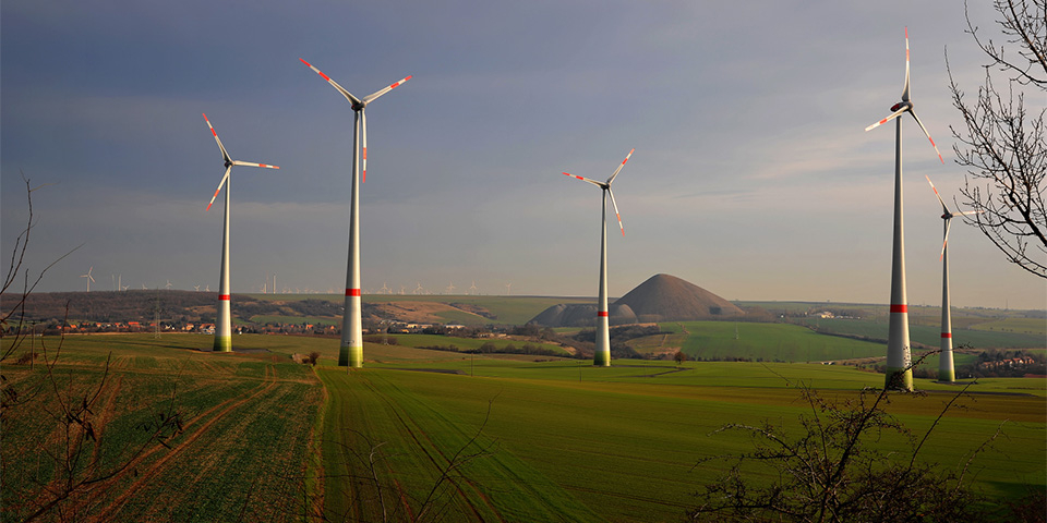 Windräder auf Feldern.