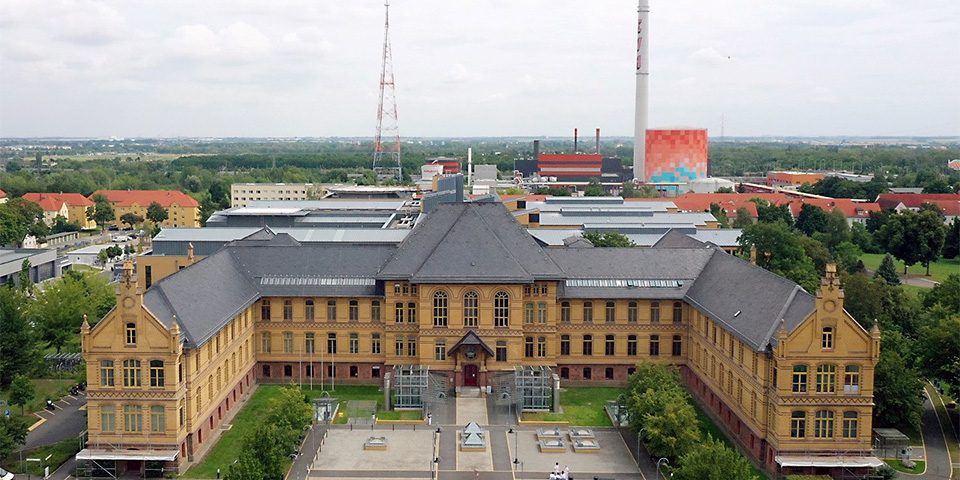 Krankenhaus Bergmannstrost, im Hintergrund der Energiepark Dieselstraße.