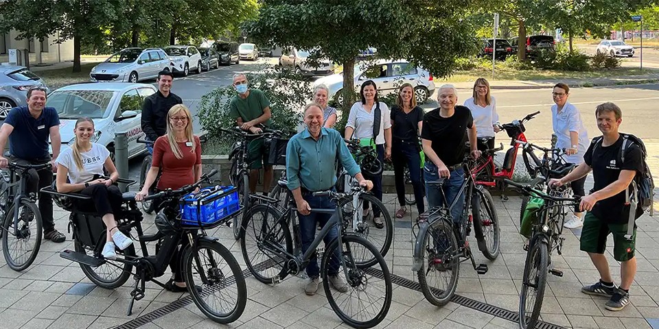 Mitarbeitende der GWG mit ihren Fahrrädern