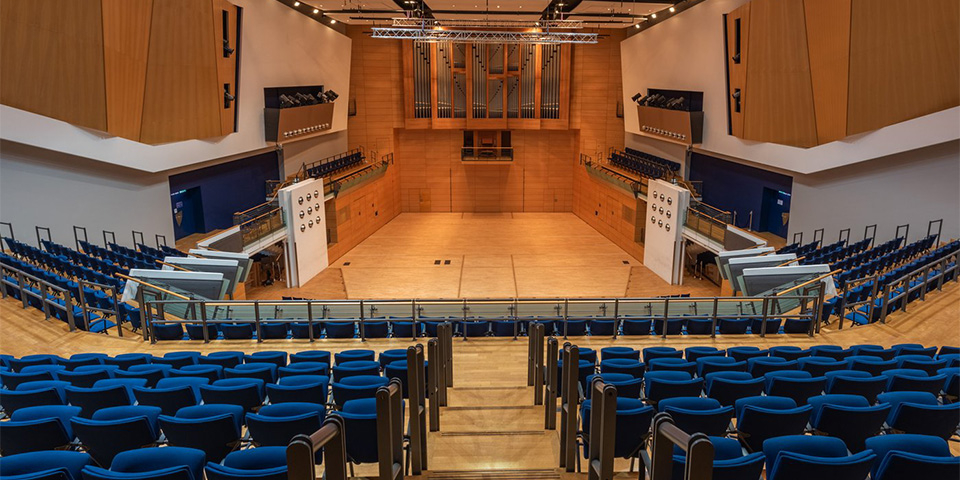 Sitzreihen und Bühne der Händel Halle.