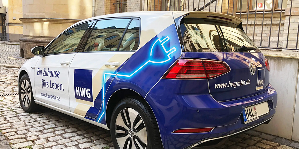 Auto mit HWG Logo.