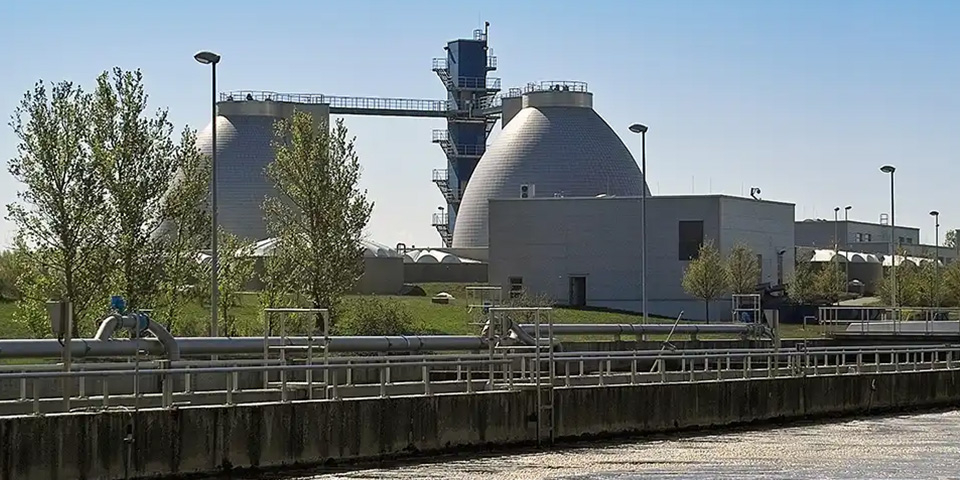 Kläranlage mit Faulturm und Wasserbecken.