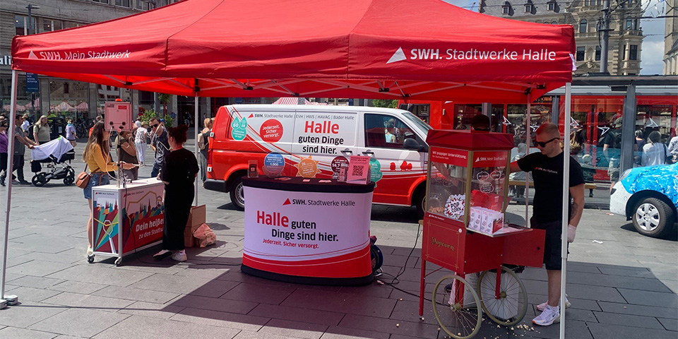 Mitarbeiter am Promostand der Stadtwerke Halle GmbH.