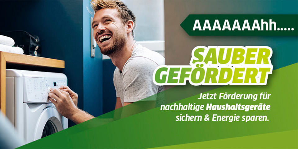 Mann lacht, daneben der Text "Sauber gefördert: Jetzt Förderung für nachhaltige Haushaltsgeräte sichern & Energie sparen".