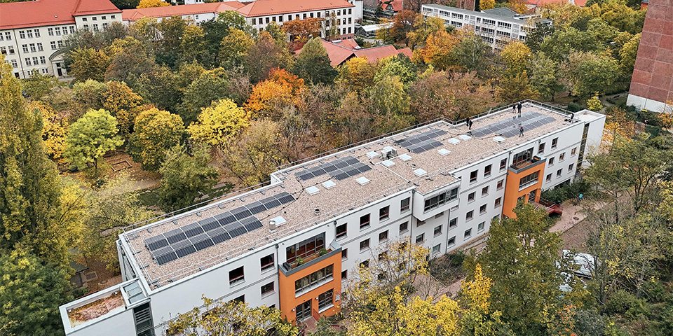 Dach mit Solaranlage.