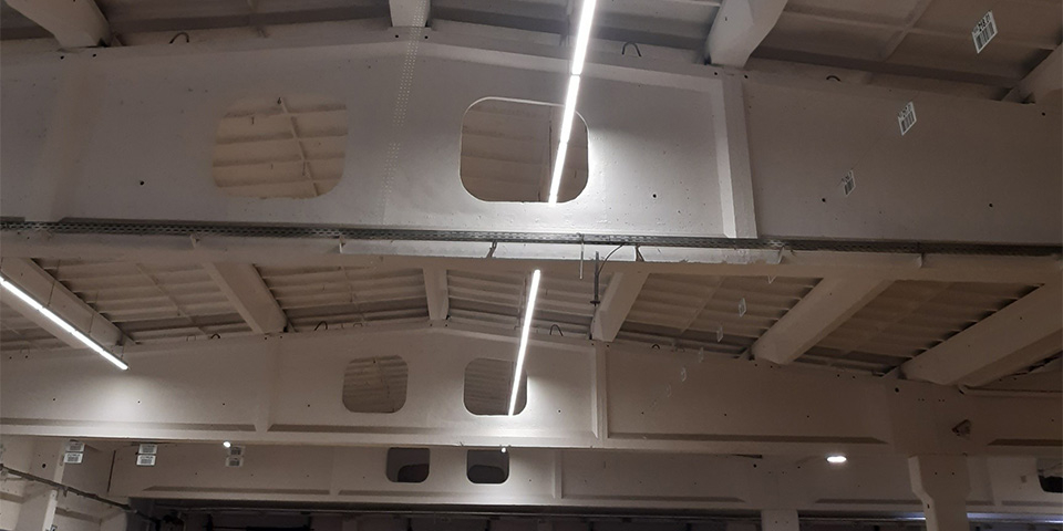 Hallendecke mit neuer LED Beleuchtung.