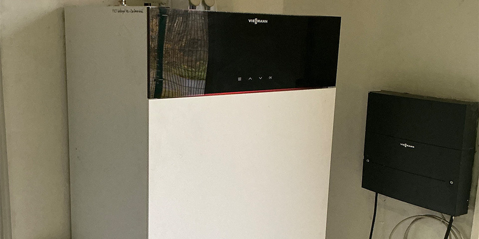 Heizwertgerät an einer Wand montiert.