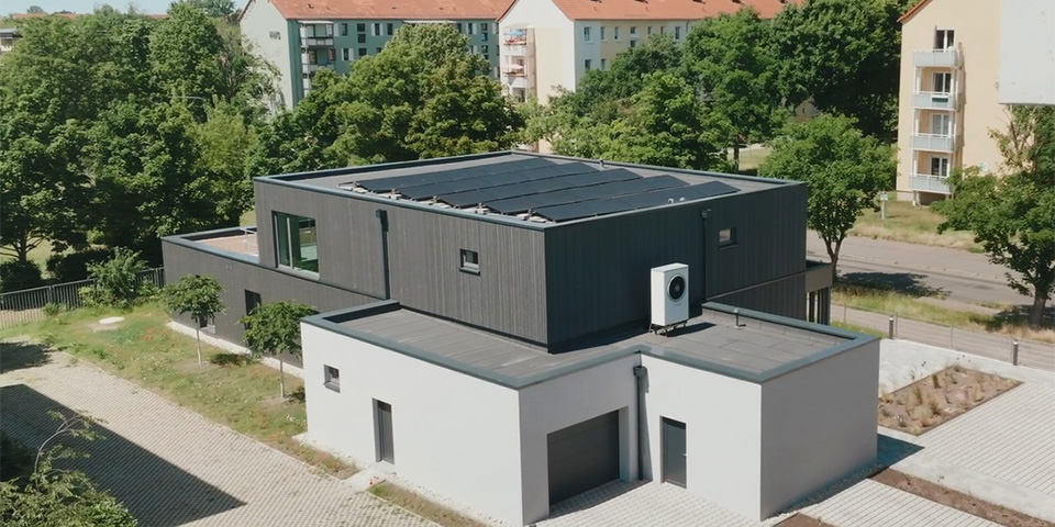 Photovoltaikanlage auf dem Dach der Wärmepumpe.