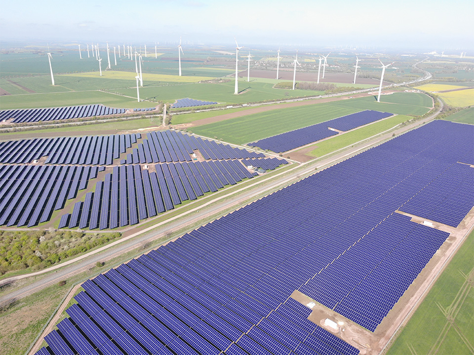 PV Anlage Merbitz, im Hintergrund Windräder.